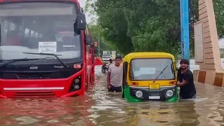 बारिश का डबल अटैक : 17 राज्यों में चेतावनी, कई जगह जनजीवन अस्त-व्यस्त
