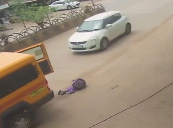 हादसा टला : चलती स्कूल वैन से सड़क पर गिरा मासूम, CCTV में कैद हुई घटना