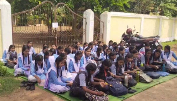 शिक्षा व्यवस्था पर सवाल : 200 छात्रों के लिए 12 शिक्षक, विरोध में स्कूलों की तालाबंदी