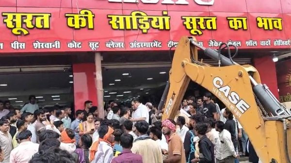 एक्शन : अतिक्रमण पर निगम की सख्ती, पंडरी कपड़ा मार्केट की पुरानी दुकान पर कार्रवाई
