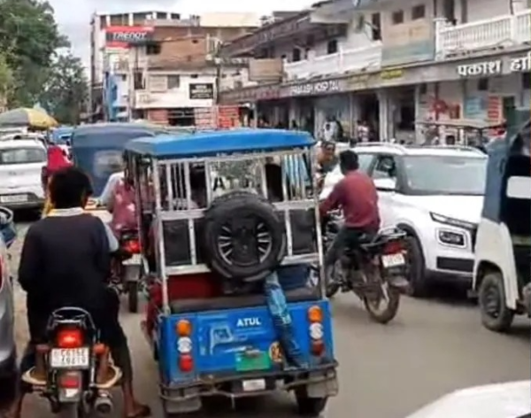 सड़क पर जाम : अंबिकापुर में अस्पतालों की पार्किंग पर बवाल, जांच के बाद कार्रवाई का आश्वासन