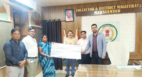 प्रधानमंत्री जीवन ज्योति बीमा :  परिवार का सहारा, कलेक्टर ने सौंपा 2 लाख रुपए का चेक