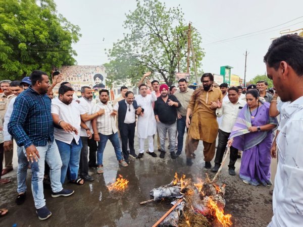 कांग्रेस का हल्लाबोल : EOW कार्रवाई के विरोध में महासमुंद में प्रदर्शन, पीएम-सीएम का पुतला फूंका
