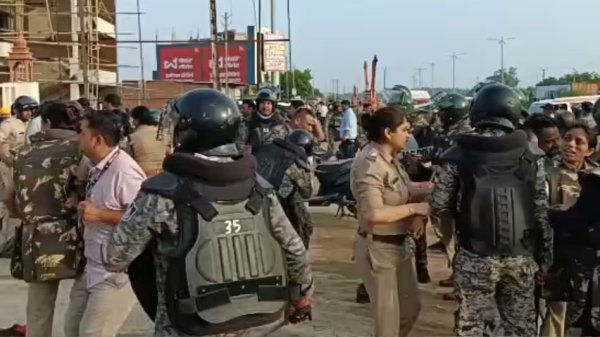 दतिया उपचुनाव : आशुतोष तिवारी को टिकट मिलते ही दतिया में सियासी भूचाल, नरोत्तम समर्थक सड़कों पर उतरे