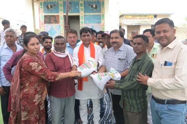 कृषि संवाद : जन चौपाल में किसानों को मिला खेती सुधार का संदेश, बांटे उड़द बीज किट