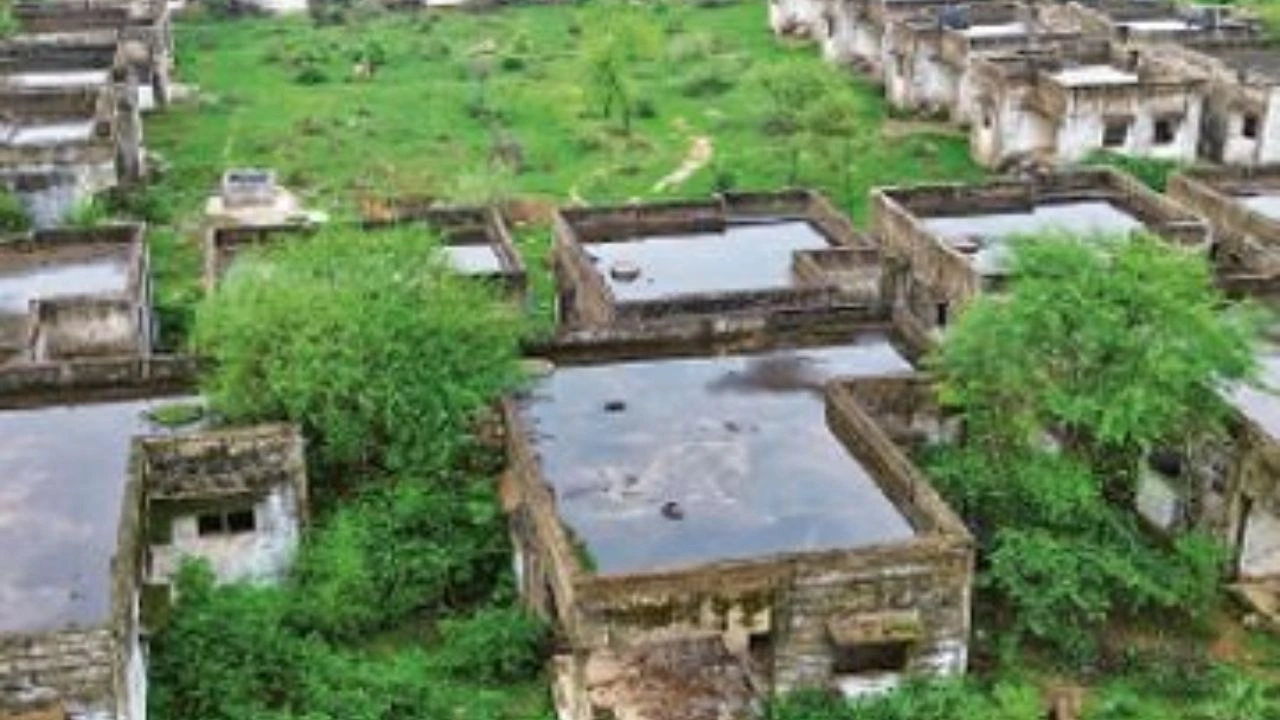 बिरकोना में अधूरे पड़े सरकारी आवास