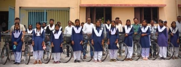 सरस्वती योजना : बकतरा हाई स्कूल में छात्राओं को मिली निःशुल्क साइकिल