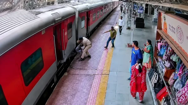 RPF का साहस : चलती ज्ञानेश्वरी एक्सप्रेस से गिरते यात्री की बचाई जान