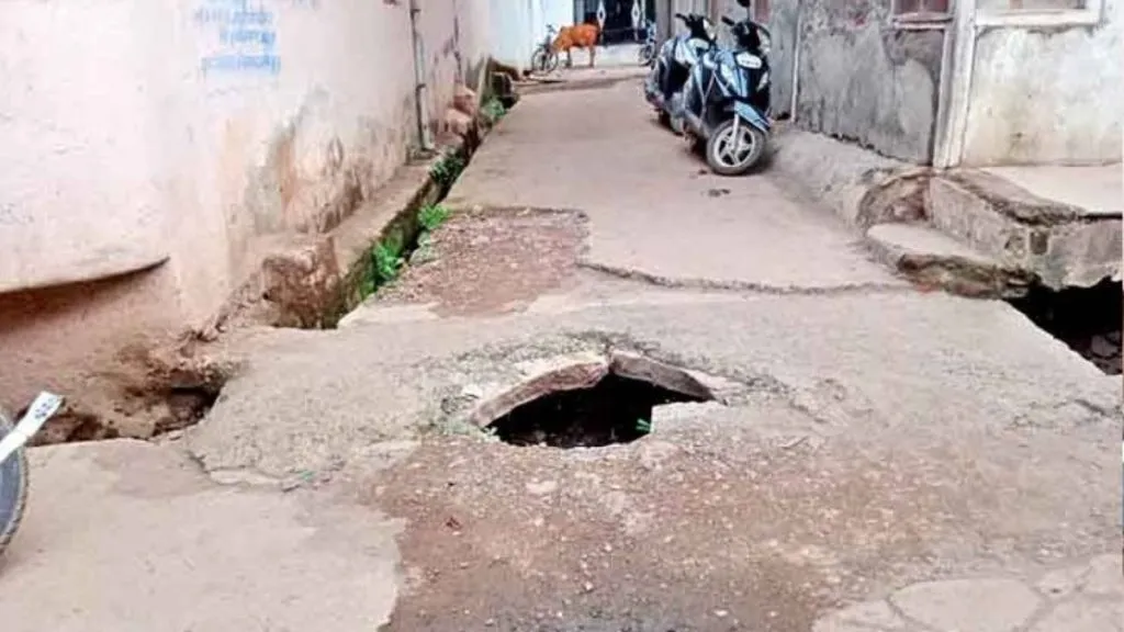 खुले गड्ढों पर सख्ती