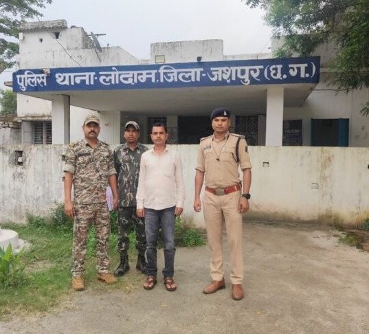बड़ी सफलता : गौ तस्करी मामले में फरार वाहन मालिक गिरफ्तार, जशपुर पुलिस की बड़ी कार्रवाई