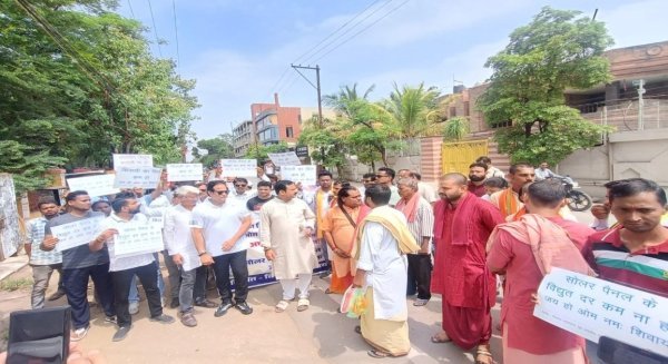 हल्लाबोल : बिजली कटौती और बढ़े बिल के विरोध में कांग्रेस का अनोखा प्रदर्शन