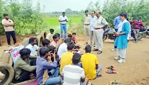 जर्जर सड़क बनी मुसीबत : गड्ढों से परेशान होकर ग्रामीणों ने किया चक्काजाम