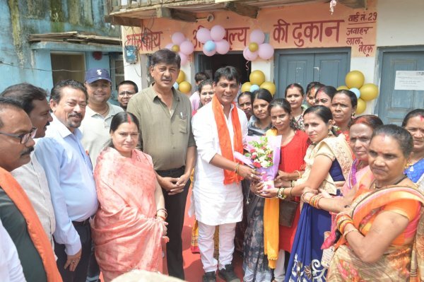 हितग्राहियों को मिलेगी राहत : 7 वार्डों में खुलीं नई राशन दुकानें, विधायक योगेश्वर राजू सिन्हा ने किया शुभारंभ
