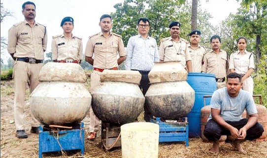 कार्रवाई : अवैध शराब का खेल उजागर, 2 वाहन समेत 7.40 लाख की सामग्री बरामद