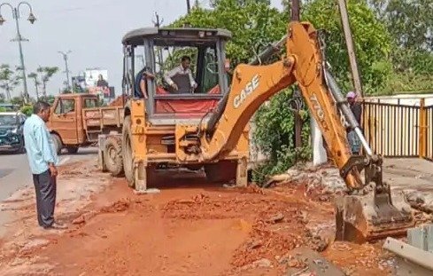 एक्शन : जलभराव से राहत की तैयारी, रायपुर निगम ने नाले की सफाई कर हटाया अवैध निर्माण