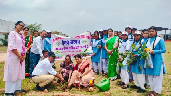 वृक्षारोपण : आरंग के गुजरा स्कूल में दिखा पर्यावरण प्रेम, विद्यार्थियों ने लगाए हरियाली के पौधे