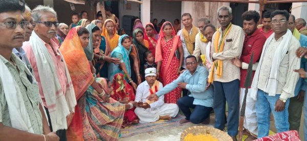 नई शुरुआत : गोंड़ समाज के आदर्श विवाह ने पेश की न्याय और एकता की मिसाल, नवदंपति को मिली सम्मान राशि