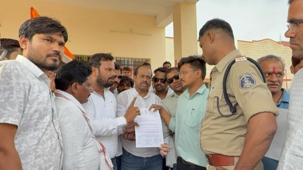 श्रीराम मंदिर चढ़ावा विवाद पर कांग्रेस का प्रदर्शन : मंदिर हसौद में PM का पुतला दहन, निष्पक्ष जांच और FIR की मांग