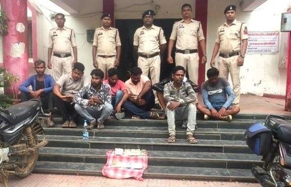 जुआरियों पर शिकंजा : तालाब किनारे सजा था जुए का फड़, पुलिस ने दबिश देकर 8 को भेजा जेल