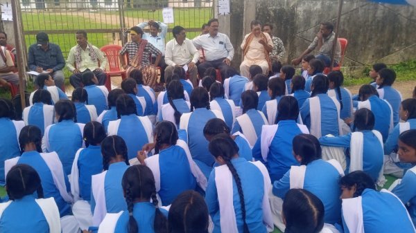 शिक्षक नियुक्ति की मांग : जम्हारी स्कूल में पढ़ाई संकट में, नियमित शिक्षकों की मांग को लेकर आंदोलन तेज