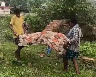 झाड़ियों में मिला शव : पति-पत्नी विवाद के बाद महिला की मौत, हत्या के एंगल से जांच में जुटी पुलिस