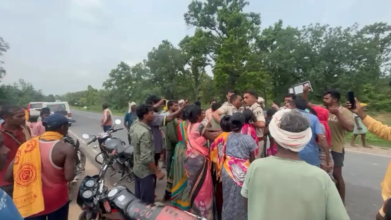 मदननगर खदान विरोध में ग्रामीणों का प्रदर्शन