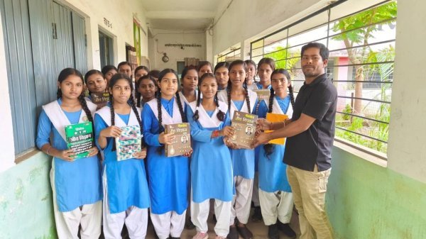 शिक्षा का अनोखा दान: शिक्षक कृष्ण कुमार कुर्रे ने 10 वर्षों से संभाला छात्राओं की पढ़ाई का जिम्मा