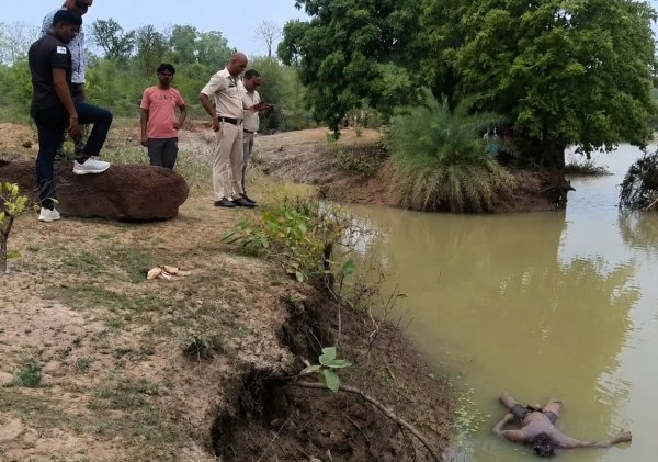 मौत का कारण बना रहस्य : फिंगेश्वर के सरगी नाला में मिला अज्ञात युवक का सड़ा-गला शव, पहचान में जुटी पुलिस