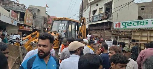 बुलडोजर कार्रवाई का विरोध : सुपेला में निगम की कार्रवाई के खिलाफ सड़क पर उतरे व्यापारी, निष्पक्ष कार्रवाई की मांग