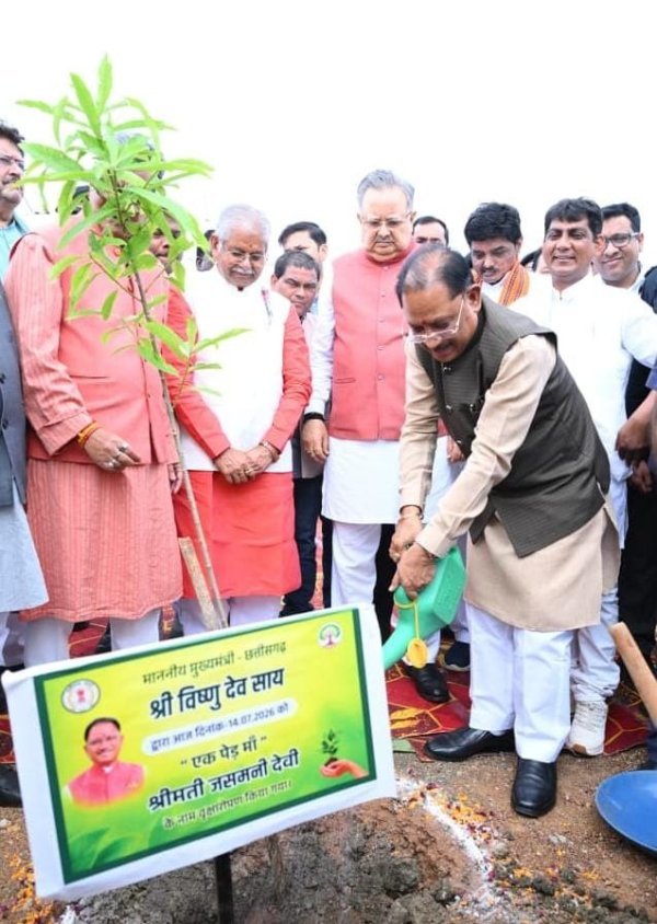 परिसर में गूंजा हरियाली का संदेश : एक पेड़ मां के नाम 3.0 अभियान में विधायकों ने लगाया पौधा