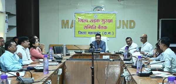 समय-सीमा बैठक: कलेक्टर ने की योजनाओं की समीक्षा, अधिकारियों को दिए बेहतर क्रियान्वयन के निर्देश