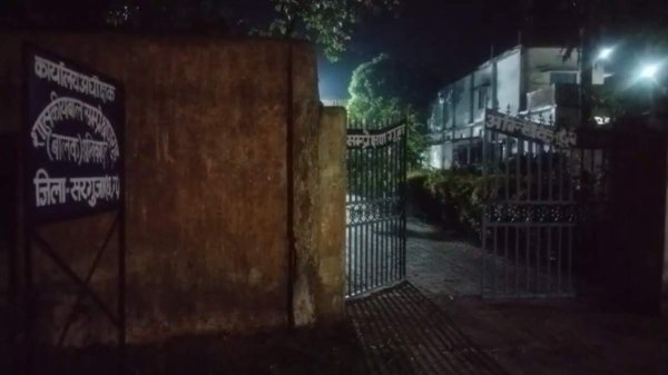 बड़ी चूक : दरवाजा तोड़कर 13 अपचारी बालक हुए फरार सरगुजा संप्रेक्षण गृह की सुरक्षा पर सवाल