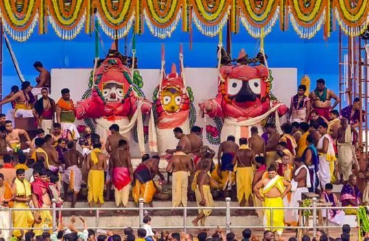 पुरी रथयात्रा: 10 लाख श्रद्धालु, होटल का किराया 10 गुना बढ़ा