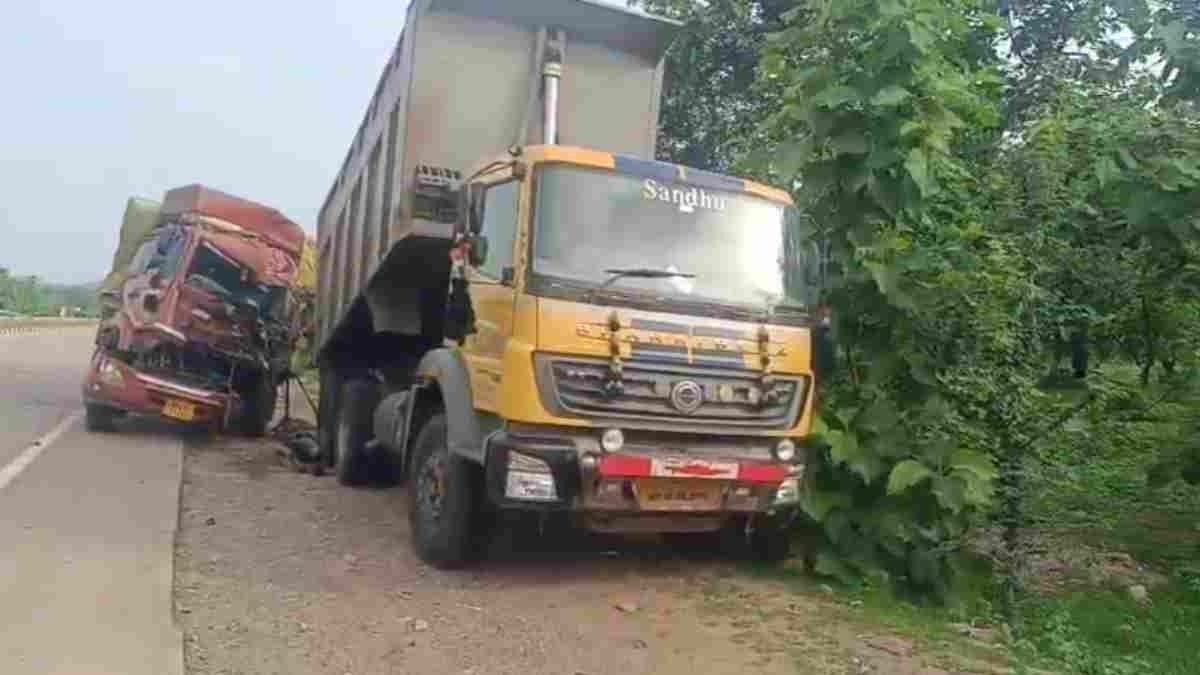 सीहोर बुधनी सड़क हादसा, डम्पर से टकराया क्षतिग्रस्त आयशर ट्रक
