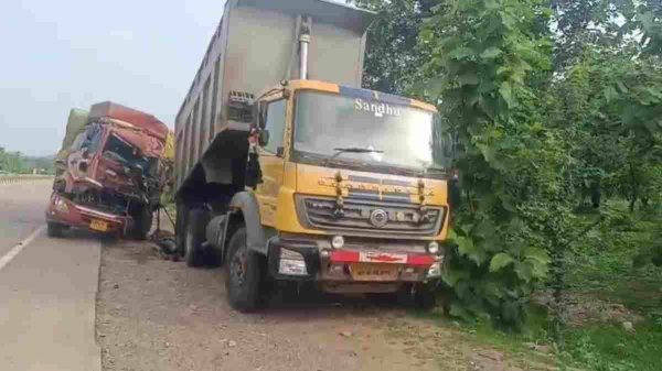 सड़क हादसा : सड़क किनारे खड़ा डम्पर बना काल, आयशर ट्रक की टक्कर में युवक-बच्चे ने गंवाई जान