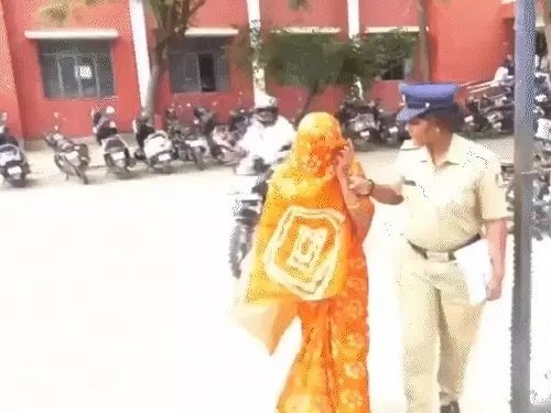 कोर्ट रूम में काला जादू : जज की कुर्सी पर छिड़के दाने, महिला गिरफ्तार