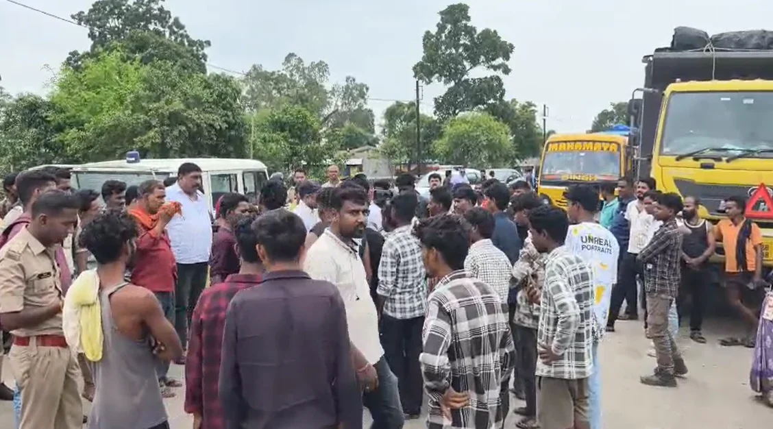 ग्रामीणों का हाईवे जाम प्रदर्शन