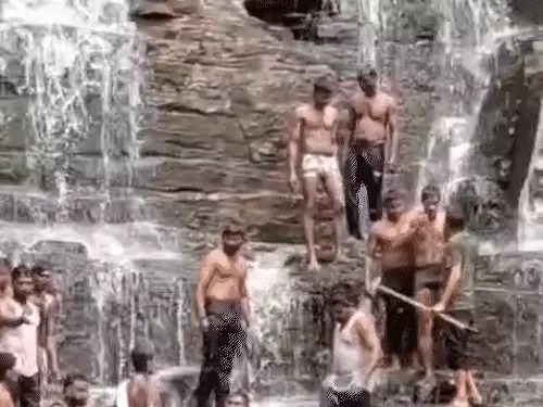 तीरथगढ़ जलप्रपात में पर्यटक विवाद