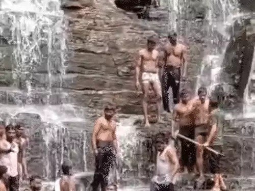 पर्यटकों की लापरवाही : तीरथगढ़ जलप्रपात में बढ़ा पानी, नियम तोड़ने वाले पर्यटकों को रोकने पर हुआ विवाद