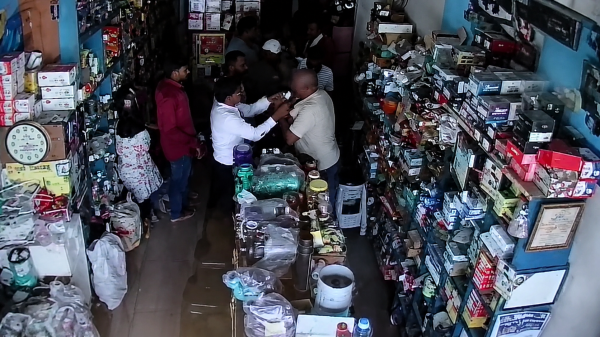 पैसों पर विवाद : कवर्धा में व्यापारी से मारपीट के बाद अपहरण का आरोप, CCTV में कैद हुई वारदात