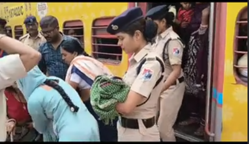 ट्रेन में गूंजी किलकारी : सफर के दौरान महिला को हुई प्रसव पीड़ा, डोंगरगढ़ में रेलवे टीम ने बचाई मां-बच्चे की जान