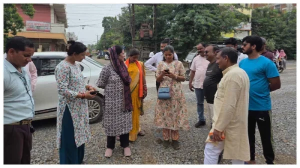 उखड़ी नई सड़क : बिफरीं महापौर पूजा विधानी, ठेकेदार और अफसरों को सरेराह लगाई जमकर फटकार