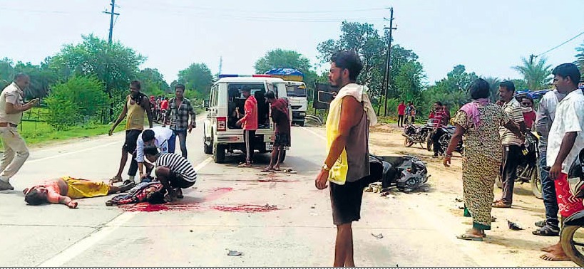 टैंकर हादसे के बाद मौके पर जुटे लोग