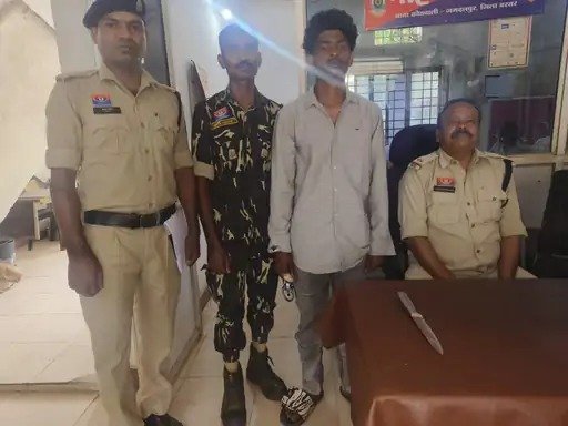 चाकूबाजी : चार्जर-माइक को लेकर विवाद के बाद युवक पर हमला, आरोपी गिरफ्तार