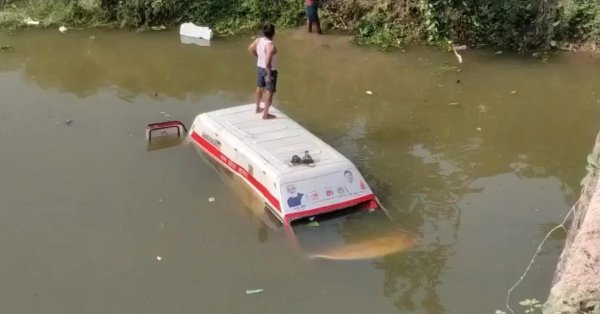 हादसा : डिलीवरी केस लेने जा रही एंबुलेंस नदी में गिरी, रेस्क्यू कर बाहर निकाला गया वाहन