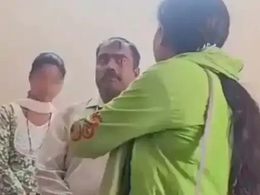 वायरल वीडियो के बाद FIR : प्रोफेसर ने लगाया मारपीट और धमकी का आरोप, युवती पर केस दर्ज