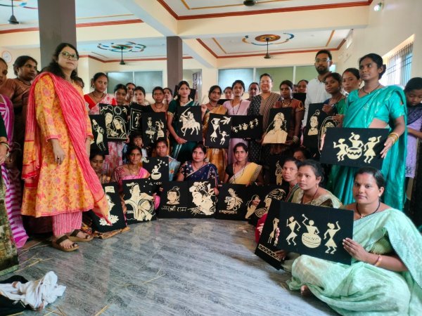 पराली से कला तक का सफर : धान के कटोरे में पैरा आर्ट की नई पहचान, ग्रामीण महिलाओं को मिला हुनर का मंच