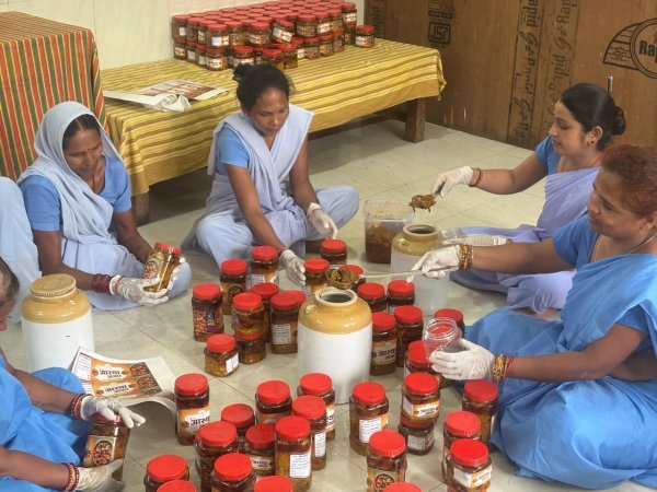 रायपुर सेंट्रल जेल में नई पहल : महिला बंदियां बना रहीं अचार, आत्मनिर्भरता की ओर बढ़े कदम