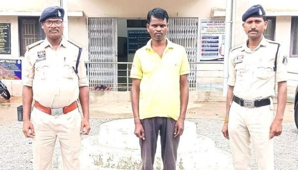 महीनों बाद पुलिस के हत्थे चढ़ा : सरकारी धान में लाखों का झोल, महीनों से फरार समिति प्रभारी गिरफ्तार