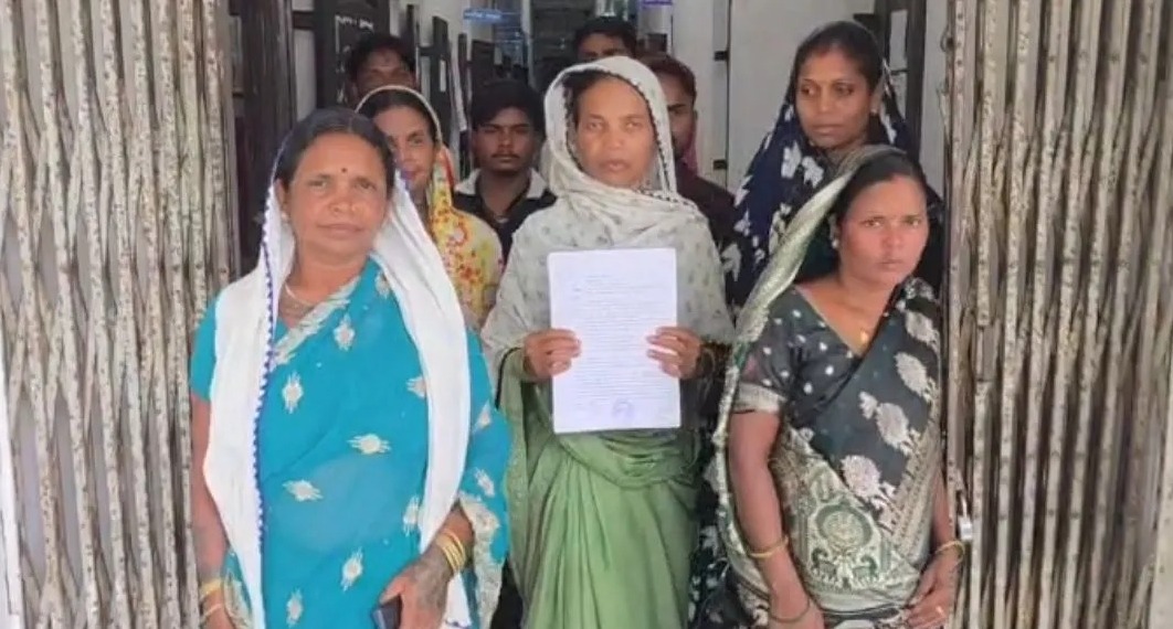लापता शख्स के परिजनों ने सौंपा ज्ञापन